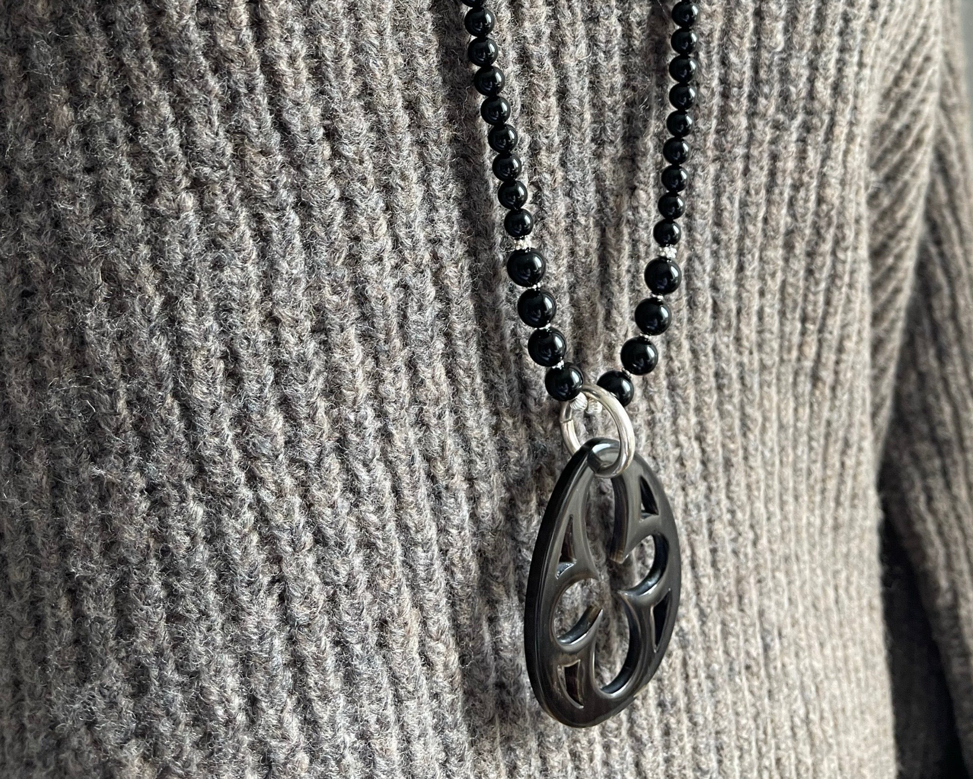 Kette lang "Onyx & Leder" mit Hornanhänger