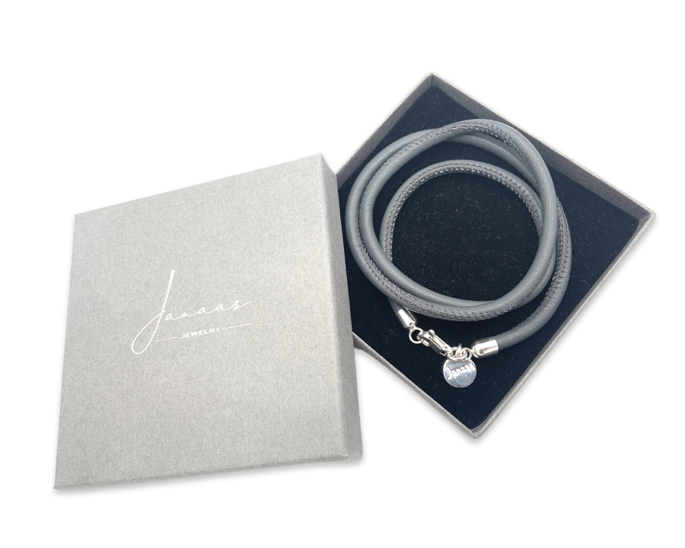 Armband Nappaleder grau mit Logoanhänger und Karabiner aus Sterlingsilber