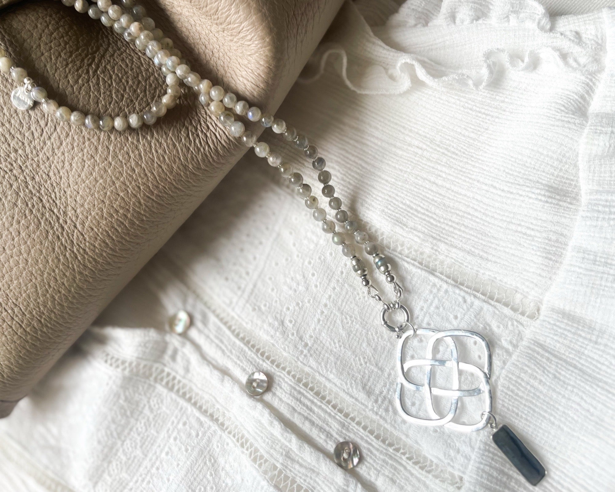 Lange Labradorit Kette grau mit großem Labradorit-Anhänger